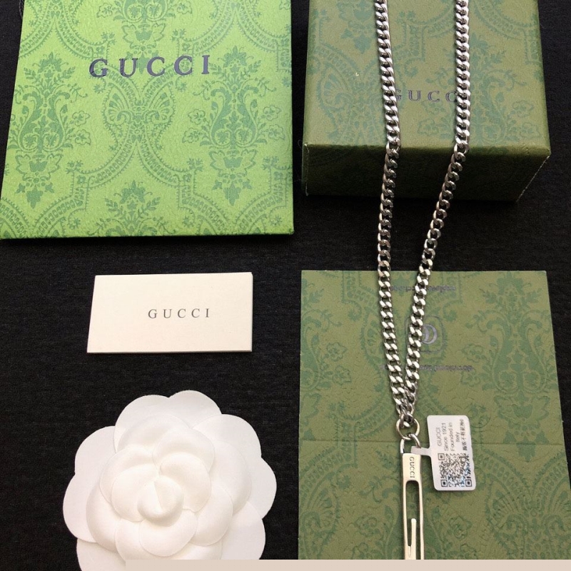 G*u*i necklaces